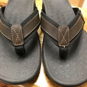 MENS VIONIC SLIPPERS